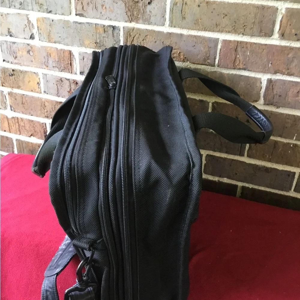 Classic Black Men's Laptop Briefcase with Multiple Front Pockets